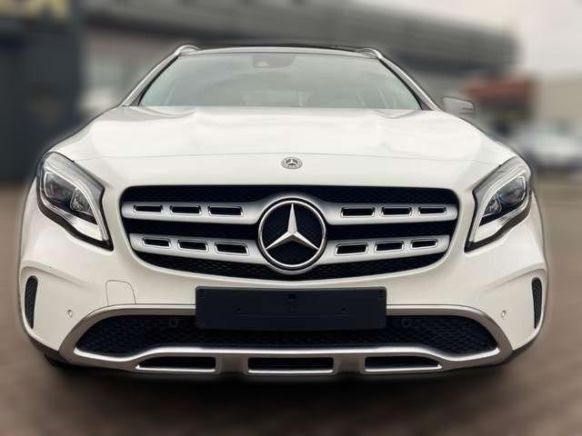 Mercedes-Benz GLA 180 AHK El. Panodach Navi Leder SHZ LED Ambientebeleuc